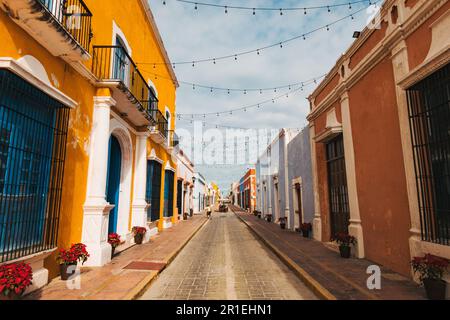 Des bâtiments aux couleurs vives le long de la Calle 59, une rue populaire pour les restaurants et la vie nocturne dans la ville de Campeche, au Mexique Banque D'Images