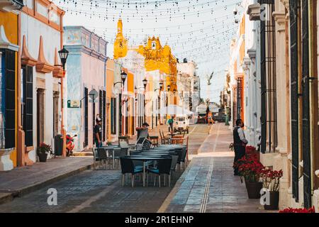 Des bâtiments aux couleurs vives le long de la Calle 59, une rue populaire pour les restaurants et la vie nocturne dans la ville de Campeche, au Mexique Banque D'Images