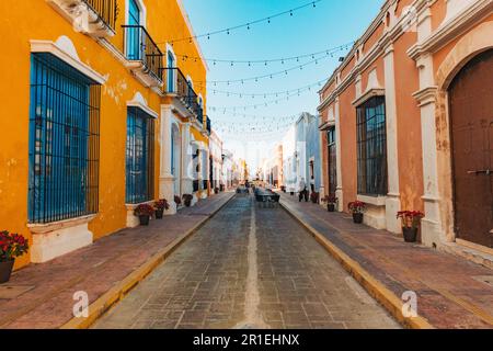 Des bâtiments aux couleurs vives le long de la Calle 59, une rue populaire pour les restaurants et la vie nocturne dans la ville de Campeche, au Mexique Banque D'Images