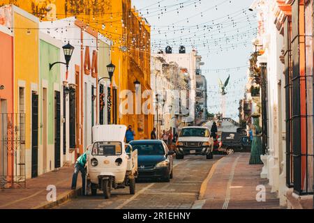 Des bâtiments aux couleurs vives le long de la Calle 59, une rue populaire pour les restaurants et la vie nocturne dans la ville de Campeche, au Mexique Banque D'Images