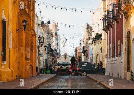 Des bâtiments aux couleurs vives le long de la Calle 59, une rue populaire pour les restaurants et la vie nocturne dans la ville de Campeche, au Mexique Banque D'Images