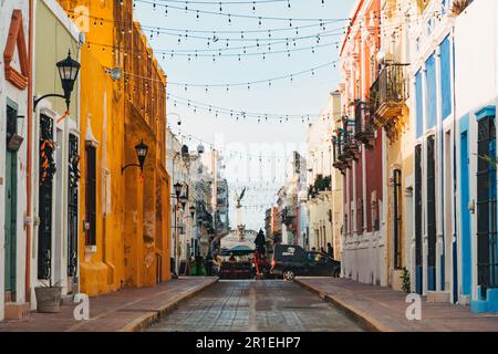 Des bâtiments aux couleurs vives le long de la Calle 59, une rue populaire pour les restaurants et la vie nocturne dans la ville de Campeche, au Mexique Banque D'Images