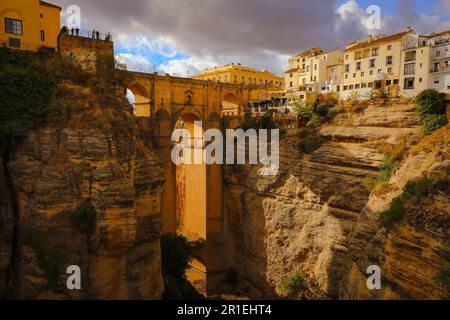 Vue sur le nouveau pont Puente Nuevo à Ronda, province de Malaga, Espagne Banque D'Images