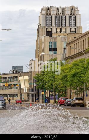 Niagara Mohawk Building, vue depuis la fontaine de Clinton Square. La tour art déco est un point de repère de Syracuse. Banque D'Images