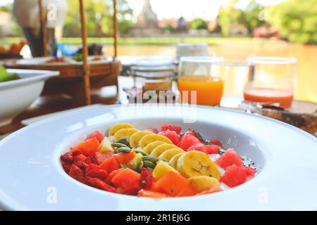 Délicieuse salade de fruits avec yaourt sur la table prête pour le petit déjeuner Banque D'Images
