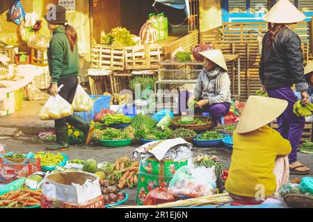 Hoi an, Vietnam - 7 février 2018 : attention douce sur la femme vietnamienne qui vend des légumes sur un marché en bord de route à Hoi an, province de Quang Nam, Vietnam. Banque D'Images