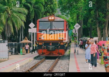 Kanchanaburi, Thaïlande - 18 février 2022 : les passagers de la gare attendent de quitter le train à moteur diesel d'époque à Kanchaburi, en Thaïlande Banque D'Images