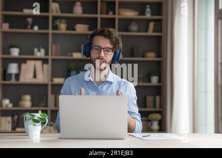 Jeune homme professionnel sérieux et confiant dans de grands casques sans fil Banque D'Images