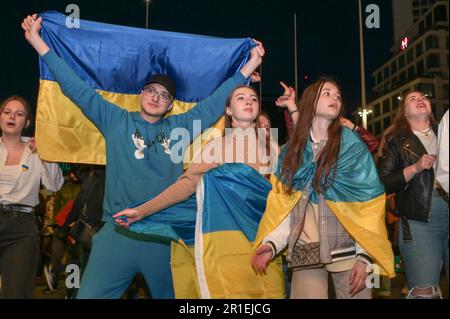 Centenary Square, Birmingham, 13 mai 2023 - les fans ukrainiens ont dansé avec des drapeaux dans le centre-ville de Birmingham alors qu'ils regardaient leur pays d'origine jouer au concours Eurovision de la chanson 2023. Crédit : arrêtez Press Media/Alamy Live News Banque D'Images