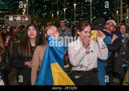 Centenary Square, Birmingham, 13 mai 2023 - les fans ukrainiens ont dansé avec des drapeaux dans le centre-ville de Birmingham alors qu'ils regardaient leur pays d'origine jouer au concours Eurovision de la chanson 2023. Crédit : arrêtez Press Media/Alamy Live News Banque D'Images