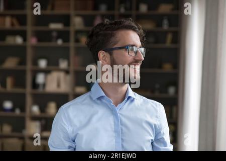 Un jeune homme d'affaires de rêve positif dans des lunettes à la mode Banque D'Images