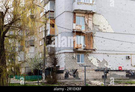 Appartements incendiés dans un immeuble résidentiel de plusieurs étages, les conséquences de la guerre en Ukraine. Traduction - abri. Bâtiment résidentiel bombardé. U Banque D'Images