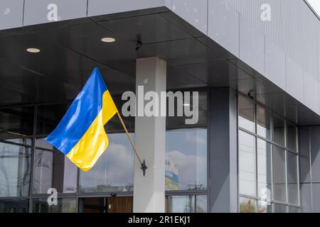 Le drapeau national de l'Ukraine flotte dans le vent sur un mât, sur un bâtiment. Couleurs bleu et jaune sur le drapeau ukrainien. Drapeau de l'Ukraine sur le f Banque D'Images