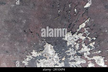 La guerre en Ukraine. Entonnoir de l'explosion dans l'asphalte. La trace laissée par l'explosion d'un obus d'artillerie. Conséquences de l'attaque à la roquette Banque D'Images