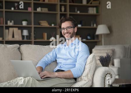 Portrait à la maison d'un jeune homme indépendant heureux, entrepreneur Banque D'Images