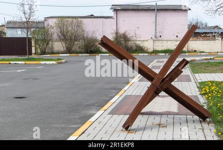 Guerre de la Russie contre l'Ukraine. Des hérissons anti-chars dans les rues d'une ville ukrainienne. Préparation à l'invasion, aux barrages routiers, aux clôtures Banque D'Images