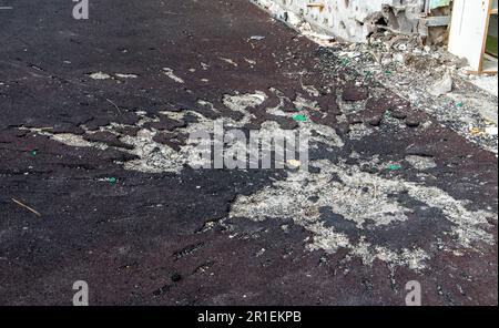 La guerre en Ukraine. Entonnoir de l'explosion dans l'asphalte. La trace laissée par l'explosion d'un obus d'artillerie. Conséquences de l'attaque à la roquette Banque D'Images