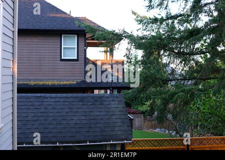 Le toit de couleur sombre d'une nouvelle maison privée résidentielle. Photo de haute qualité Banque D'Images