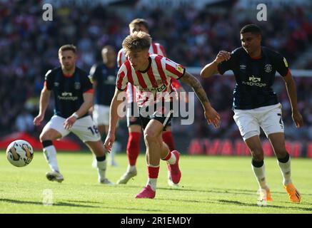 Jack Clarke, de Sunderland, s'éloigne de Cody Drameh de Luton Town lors du championnat Sky Bet jouer demi-finale 1st jambe entre Sunderland et Luton Town au stade de Light, Sunderland, le samedi 13th mai 2023. (Photo : Michael Driver | MI News) Credit : MI News & Sport /Alay Live News Banque D'Images