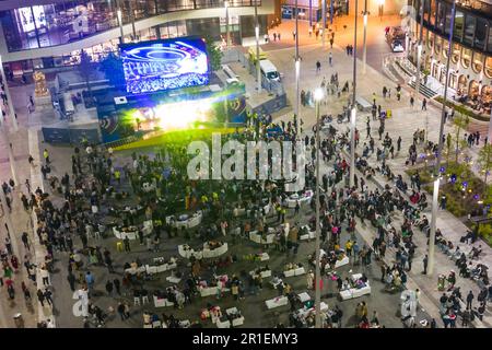 Centenary Square, Birmingham, 13 mai 2023 - le grand écran de Birmingham qui a joué le concert Eurovision Song 2023 à des fans de nombreux pays différents. Crédit : arrêtez Press Media/Alamy Live News Banque D'Images