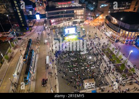 Centenary Square, Birmingham, 13 mai 2023 - le grand écran de Birmingham qui a joué le concert Eurovision Song 2023 à des fans de nombreux pays différents. Crédit : arrêtez Press Media/Alamy Live News Banque D'Images