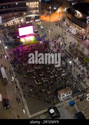 Centenary Square, Birmingham, 13 mai 2023 - le grand écran de Birmingham qui a joué le concert Eurovision Song 2023 à des fans de nombreux pays différents. Crédit : arrêtez Press Media/Alamy Live News Banque D'Images