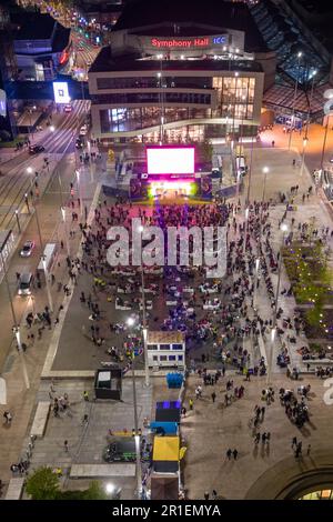 Centenary Square, Birmingham, 13 mai 2023 - le grand écran de Birmingham qui a joué le concert Eurovision Song 2023 à des fans de nombreux pays différents. Crédit : arrêtez Press Media/Alamy Live News Banque D'Images