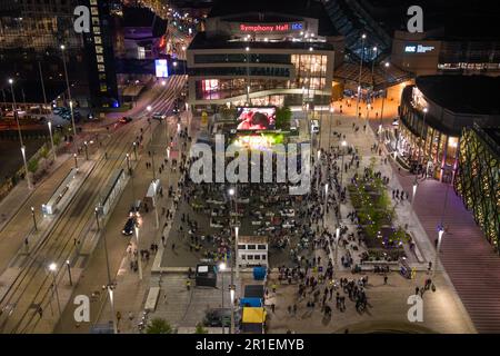 Centenary Square, Birmingham, 13 mai 2023 - le grand écran de Birmingham qui a joué le concert Eurovision Song 2023 à des fans de nombreux pays différents. Crédit : arrêtez Press Media/Alamy Live News Banque D'Images