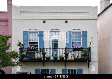 Bâtiment coloré peint en pastel dans la vieille ville historique de Charleston, Caroline du Sud Banque D'Images