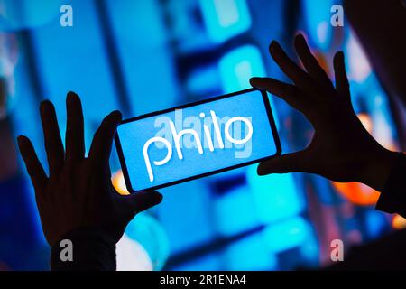 Dans cette illustration, le logo Philo s'affiche sur l'écran d'un smartphone. Banque D'Images