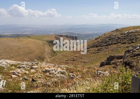 Vue panoramique au coucher du soleil sur la mer de Galilée depuis les hauteurs du Golan, dans le nord d'Israël Banque D'Images