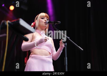 Madrid, Espagne. 13th mai 2023. Le chanteur Alba Reche interprète pendant le concert au festival San Insidro la Plaza Mayor à Madrid. Crédit : SOPA Images Limited/Alamy Live News Banque D'Images