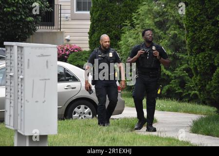 Les policiers du comté de Prince George se promèrent dans la région et recherchent des preuves liées à la fusillade. Vers 11 h 50, heure de l'est, samedi, les officiers du département de police du comté de 13 mai 2023 Prince George ont répondu au bloc de 6100 de Blacksmith Drive dans la section non incorporée de District Heights, Maryland, États-Unis pour un appel de tir. Une fois sur place, les policiers ont localisé un homme adulte à l'extérieur souffrant d'une blessure par balle. La victime mâle adulte a été transportée à l'hôpital où il a été déclaré mort. Les détectives s'efforcent d'identifier le(s) suspect(s) et un mois Banque D'Images