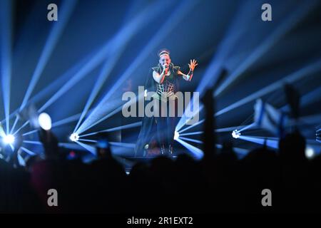 Liverpool, Royaume-Uni. 13th mai 2023. Alessandra, originaire de Norvège, chante « Queen of Kings » lors de la finale du concours Eurovision Song 67th (ESC) à la M&S Bank Arena. Credit: Peter Kneffel/dpa/Alay Live News Banque D'Images