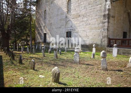 Scène de vieilles pierres tombales dans un cimetière musulman abandonné champ campagne Banque D'Images