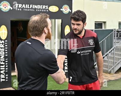 Ealing. Royaume-Uni. 13 mai 2023. Ealing Trailfinders V Jersey Reds RFU Championship Cup final. Club de sport Trailfinders. Ealing. Hamish Smâles (arbitre) serre la main avec Lewis Wynne (Jersey, capitaine) pendant le match de rugby final de la coupe de championnat Ealing Trailfinders V Jersey Reds RFU. Banque D'Images