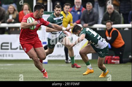 Ealing. Royaume-Uni. 13 mai 2023. Ealing Trailfinders V Jersey Reds RFU Championship Cup final. Club de sport Trailfinders. Ealing. Jordan Holgate (Jersey) remet Craig Hamspon (Ealing) lors du match de rugby final de la coupe Ealing Trailfinders V Jersey Reds RFU Championship Cup. Banque D'Images