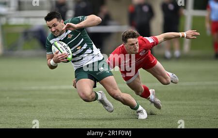 Ealing. Royaume-Uni. 13 mai 2023. Ealing Trailfinders V Jersey Reds RFU Championship Cup final. Club de sport Trailfinders. Ealing. Tomi Lewis (Jersey) tente de se rendre à Cian Kelleher (Ealing) pendant le match de rugby final de la coupe de championnat Ealing Trailfinders V Jersey Reds RFU. Banque D'Images