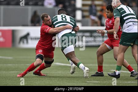 Ealing. Royaume-Uni. 13 mai 2023. Ealing Trailfinders V Jersey Reds RFU Championship Cup final. Club de sport Trailfinders. Ealing. Simon Uzokwe (Ealing) est affronté par Max Argyle (Jersey) lors du match de rugby final de la coupe de championnat Ealing Trailfinders V Jersey Reds RFU. Banque D'Images