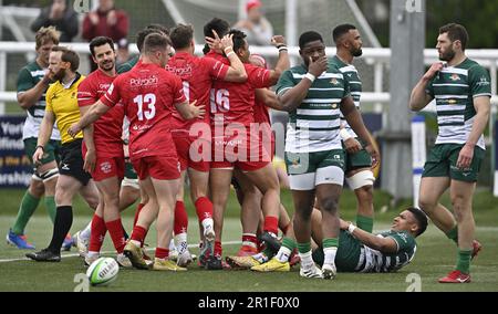 Ealing. Royaume-Uni. 13 mai 2023. Ealing Trailfinders V Jersey Reds RFU Championship Cup final. Club de sport Trailfinders. Ealing. Les joueurs de Jersey fêtent leur première épreuve lors du match de rugby final de la coupe de championnat du Jersey Ealing Trailfinders V Reds RFU. Banque D'Images