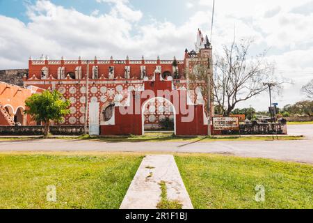 L'église colorée à motifs de Jésus-Christ des Saints des derniers jours dans la petite ville d'Uayma, Yucatan, Mexique Banque D'Images