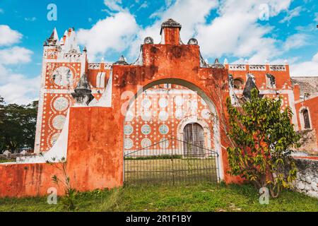 L'église colorée à motifs de Jésus-Christ des Saints des derniers jours dans la petite ville d'Uayma, Yucatan, Mexique Banque D'Images