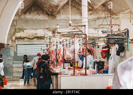 Une rangée de bouchers découpait des carcasses d'animaux au marché municipal de Valladolid, au Mexique Banque D'Images