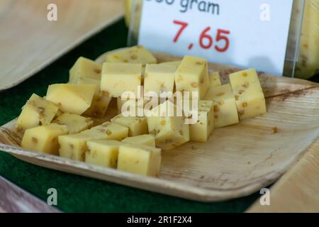 Dégustation de différents fromages dans la fromagerie hollandaise Banque D'Images