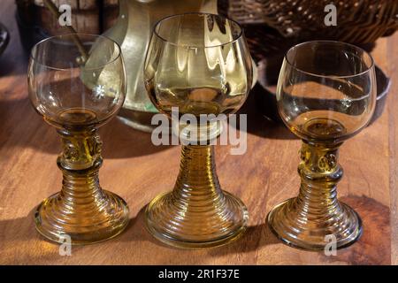 Verre allemand antique Emplty, rummer de style hollandais ancien ou roemer verres pour le vin de riesling blanc Banque D'Images