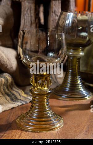 Verre allemand antique Emplty, rummer de style hollandais ancien ou roemer verres pour le vin de riesling blanc Banque D'Images