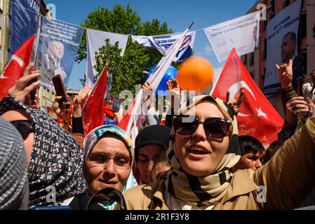 Istanbul, Turquie. 13th mai 2023. Les partisans participent au rassemblement des élections présidentielles de Recep Tayyip Erdogan à Kizilay Meydani. Crédit : SOPA Images Limited/Alamy Live News Banque D'Images