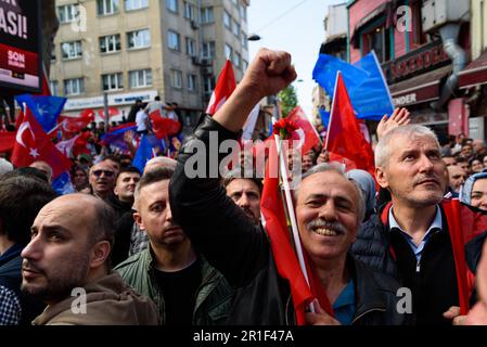 Istanbul, Turquie. 13th mai 2023. Les foules de personnes vues aux élections présidentielles de Recep Tayyip Erdogan se rassemblent à Kizilay Meydani. Crédit : SOPA Images Limited/Alamy Live News Banque D'Images