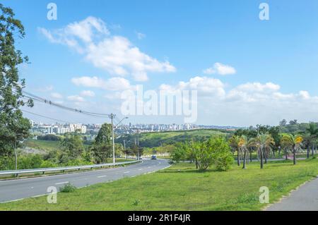 Campinas-sp,Brésil,mai 12,2023 vue éloignée de la ville de campinas sp par une journée ensoleillée avec une piste cyclable à droite de l'image Banque D'Images