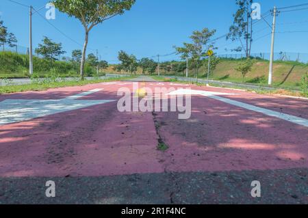 Campinas-sp,Brésil,mai 12,2023 piste cyclable avec de l'asphalte autour de vous, signes sur la piste cyclable un jour ensoleillé. Banque D'Images